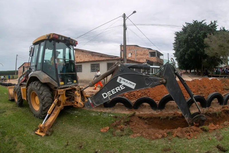 Prefeitura de Teixeira de Freitas amplia rede de drenagem e prepara pavimentação de 13 ruas em Santo Antônio