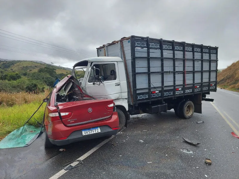    Casal morre após carro bater de frente com caminhão na BA-262, no Sul da Bahia