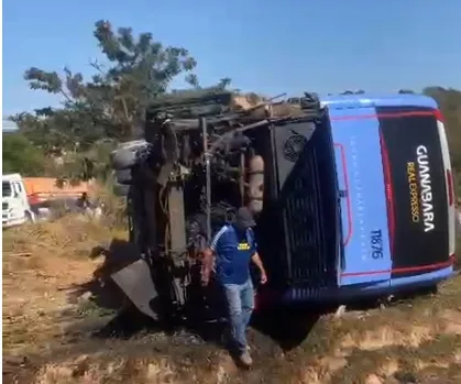 Vídeo mostra carreta desgovernada batendo de frente com ônibus no GO 010. Cinco pessoas morreram e várias ficaram feridas 