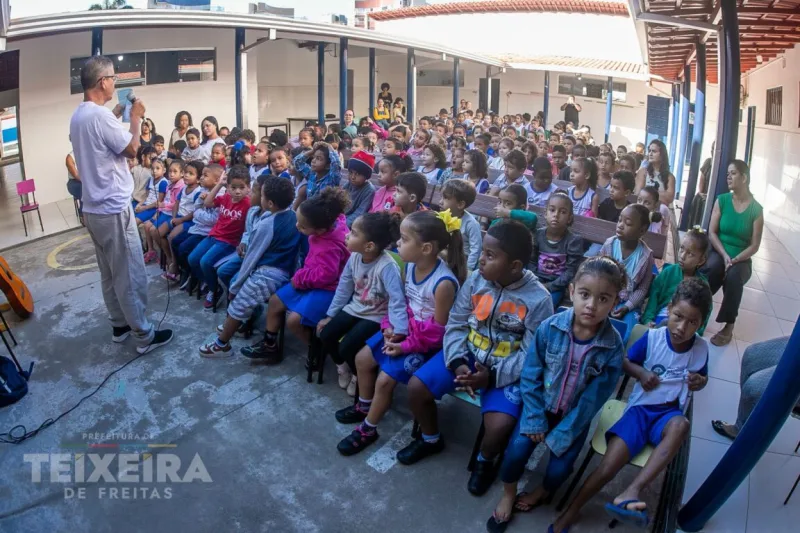 Contação de histórias leva imaginação e leitura para a sala de aula em escola municipal de Teixeira de Freitas Contação de histórias leva imaginação e leitura para a sala de aula em escola municipal de Teixeira de Freitas