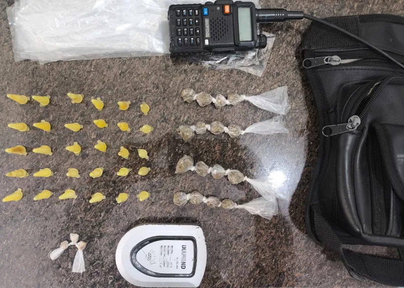 Guaratinga: suspeitos fogem pelo riacho e abandonam pochete com drogas e rádio comunicador