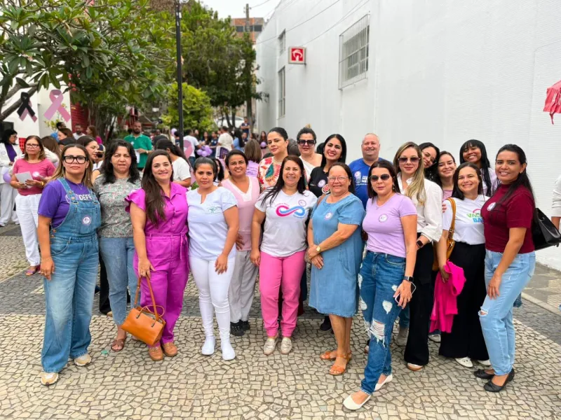 Medeiros Neto veste lilás: prefeitura promove adesivaço contra a violência e intensifica campanha Agosto Lilás 