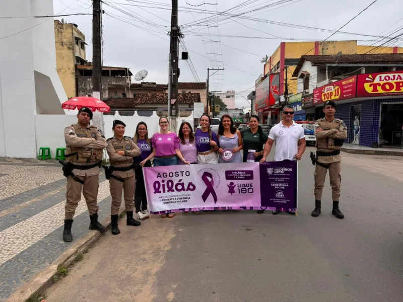 Medeiros Neto veste lilás: prefeitura promove adesivaço contra a violência e intensifica campanha Agosto Lilás 