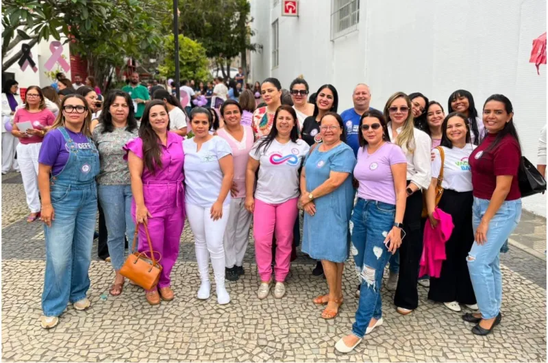 Medeiros Neto veste lilás: prefeitura promove adesivaço contra a violência e intensifica campanha Agosto Lilás 