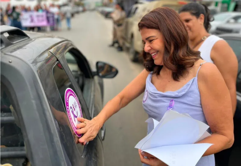Medeiros Neto veste lilás: prefeitura promove adesivaço contra a violência e intensifica campanha Agosto Lilás 