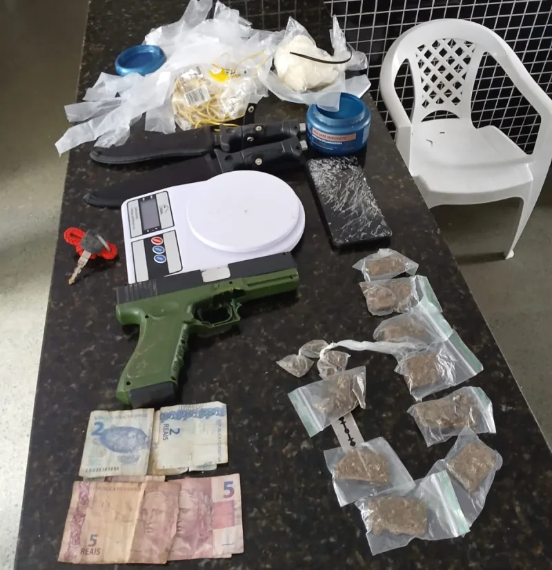 PM apreende drogas e materiais ligados ao tráfico durante ação em Itamaraju