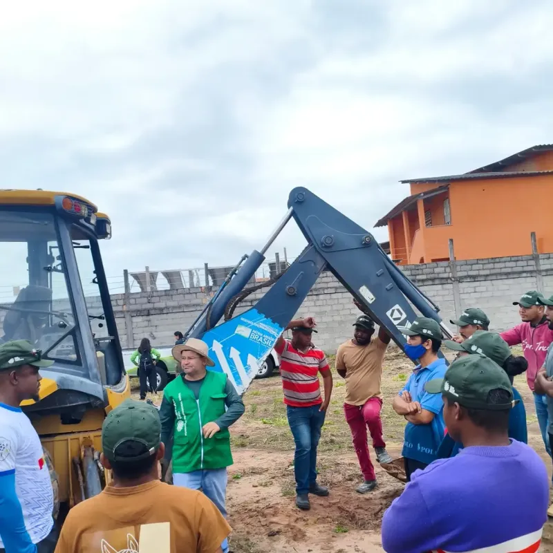 Alunos aprendem na prática a operar retroescavadeira durante capacitação em Prado