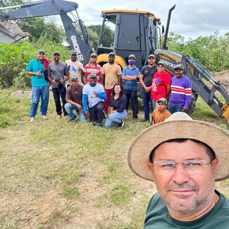 Alunos aprendem na prática a operar retroescavadeira durante capacitação em Prado