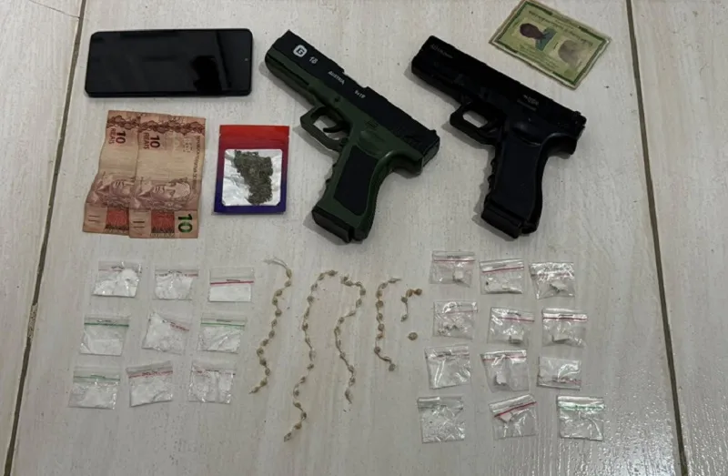 CAEMA apreende drogas e simulacros de arma de fogo durante ação em Argolo, distrito de Nova Viçosa
