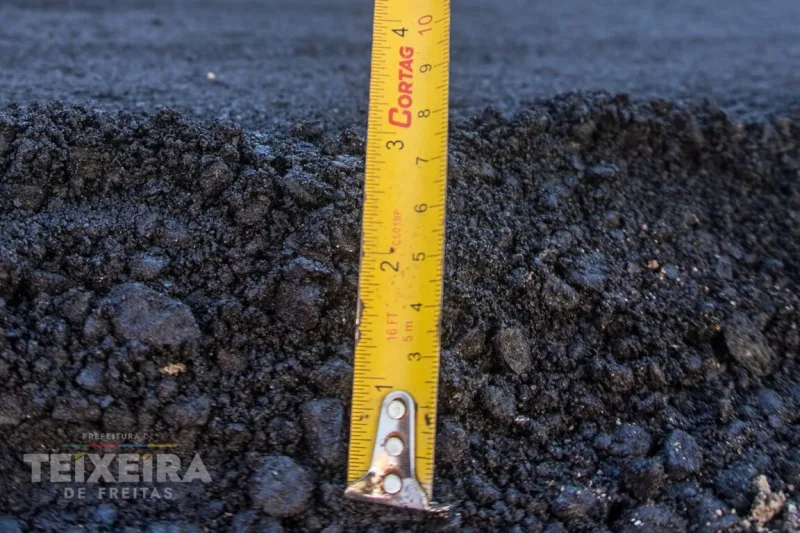 Luiz Eduardo recebe mais de 11 mil m² de ruas pavimentadas, enquanto obras de drenagem avançam em Teixeira de Freitas Luiz Eduardo recebe mais de 11 mil m² de ruas pavimentadas, enquanto obras de drenagem avançam em Teixeira de Freitas