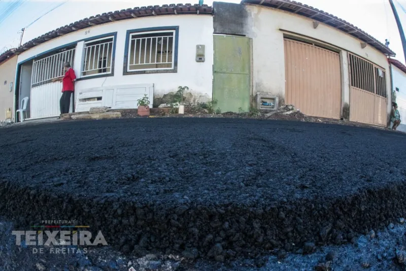 Luiz Eduardo recebe mais de 11 mil m² de ruas pavimentadas, enquanto obras de drenagem avançam em Teixeira de Freitas Luiz Eduardo recebe mais de 11 mil m² de ruas pavimentadas, enquanto obras de drenagem avançam em Teixeira de Freitas