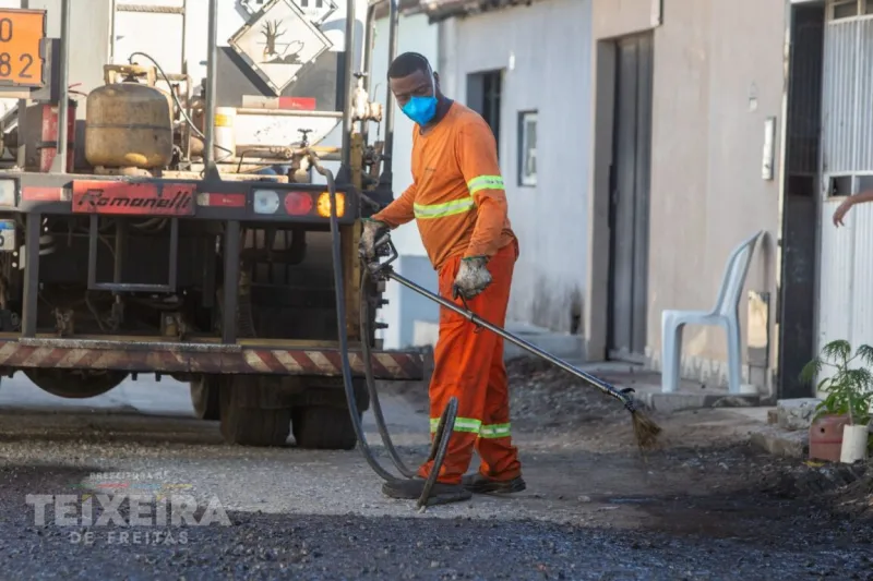 Luiz Eduardo recebe mais de 11 mil m² de ruas pavimentadas, enquanto obras de drenagem avançam em Teixeira de Freitas Luiz Eduardo recebe mais de 11 mil m² de ruas pavimentadas, enquanto obras de drenagem avançam em Teixeira de Freitas