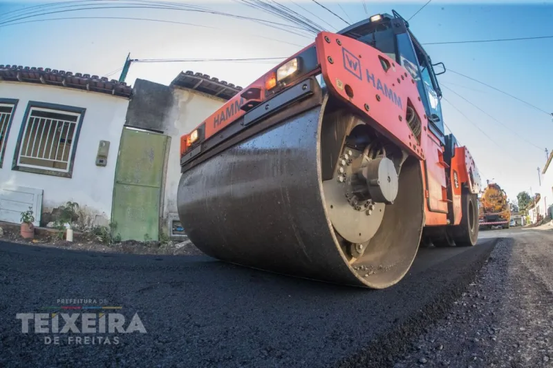 Luiz Eduardo recebe mais de 11 mil m² de ruas pavimentadas, enquanto obras de drenagem avançam em Teixeira de Freitas Luiz Eduardo recebe mais de 11 mil m² de ruas pavimentadas, enquanto obras de drenagem avançam em Teixeira de Freitas