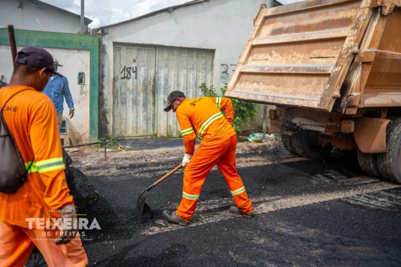 Luiz Eduardo recebe mais de 11 mil m² de ruas pavimentadas, enquanto obras de drenagem avançam em Teixeira de Freitas Luiz Eduardo recebe mais de 11 mil m² de ruas pavimentadas, enquanto obras de drenagem avançam em Teixeira de Freitas