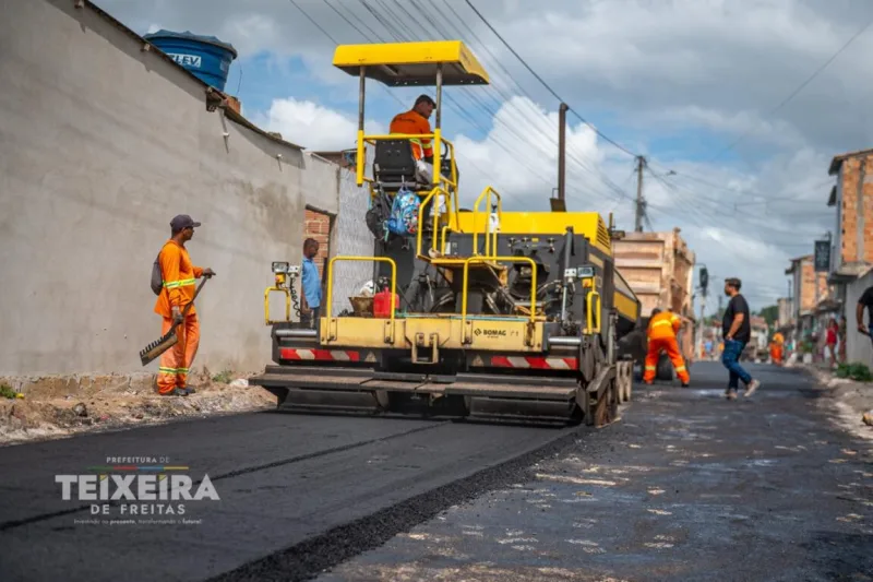 Luiz Eduardo recebe mais de 11 mil m² de ruas pavimentadas, enquanto obras de drenagem avançam em Teixeira de Freitas Luiz Eduardo recebe mais de 11 mil m² de ruas pavimentadas, enquanto obras de drenagem avançam em Teixeira de Freitas