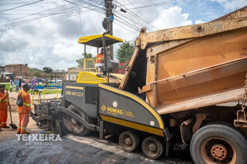 Luiz Eduardo recebe mais de 11 mil m² de ruas pavimentadas, enquanto obras de drenagem avançam em Teixeira de Freitas Luiz Eduardo recebe mais de 11 mil m² de ruas pavimentadas, enquanto obras de drenagem avançam em Teixeira de Freitas