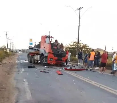 Colisão frontal entre duas carretas deixa motorista ferido e interdita BR-101 em Mucuri