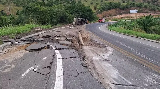 Motorista fica gravemente ferido após caminhão carregado de pedras tombar na BR-101, em Itamaraju