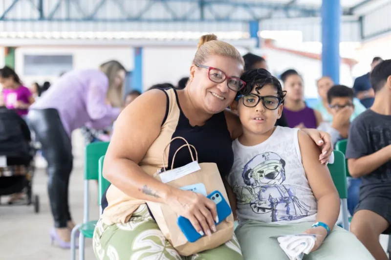 Projeto “De Olho no Futuro” entrega óculos a 26 alunos da rede municipal de Teixeira de Freitas