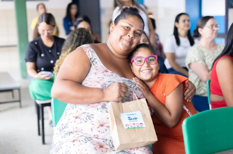Projeto “De Olho no Futuro” entrega óculos a 26 alunos da rede municipal de Teixeira de Freitas