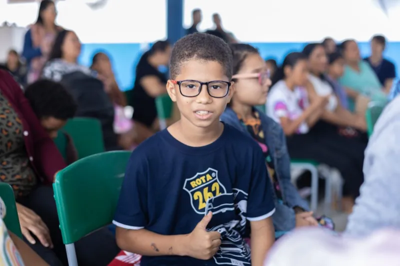 Projeto “De Olho no Futuro” entrega óculos a 26 alunos da rede municipal de Teixeira de Freitas