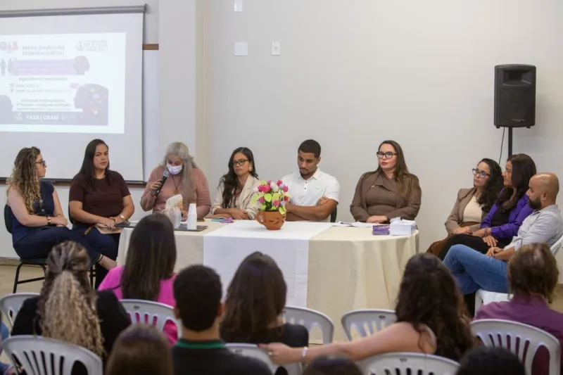 CRAM apresenta trabalho de acolhimento a mulheres em situação de violência durante mesa redonda CRAM apresenta trabalho de acolhimento a mulheres em situação de violência durante mesa redonda