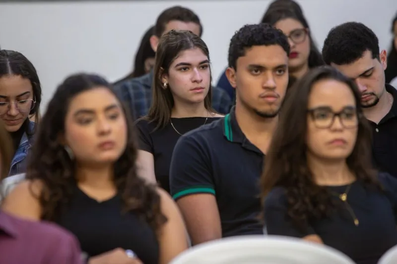 CRAM apresenta trabalho de acolhimento a mulheres em situação de violência durante mesa redonda CRAM apresenta trabalho de acolhimento a mulheres em situação de violência durante mesa redonda