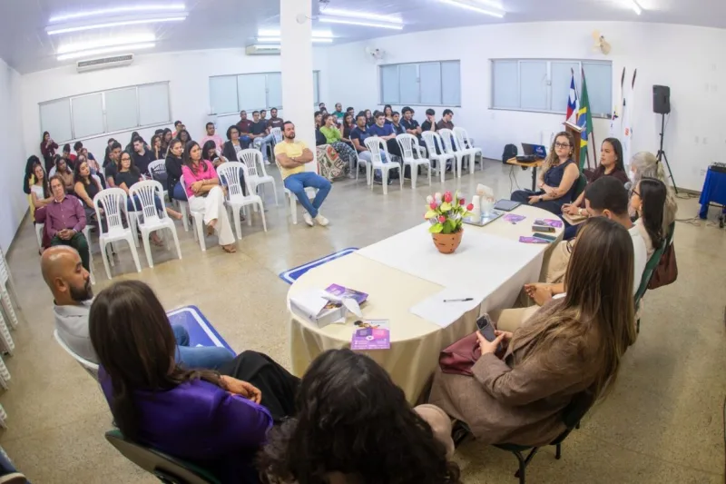 CRAM apresenta trabalho de acolhimento a mulheres em situação de violência durante mesa redonda CRAM apresenta trabalho de acolhimento a mulheres em situação de violência durante mesa redonda