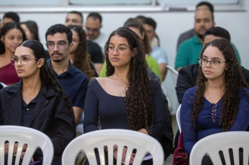 CRAM apresenta trabalho de acolhimento a mulheres em situação de violência durante mesa redonda CRAM apresenta trabalho de acolhimento a mulheres em situação de violência durante mesa redonda