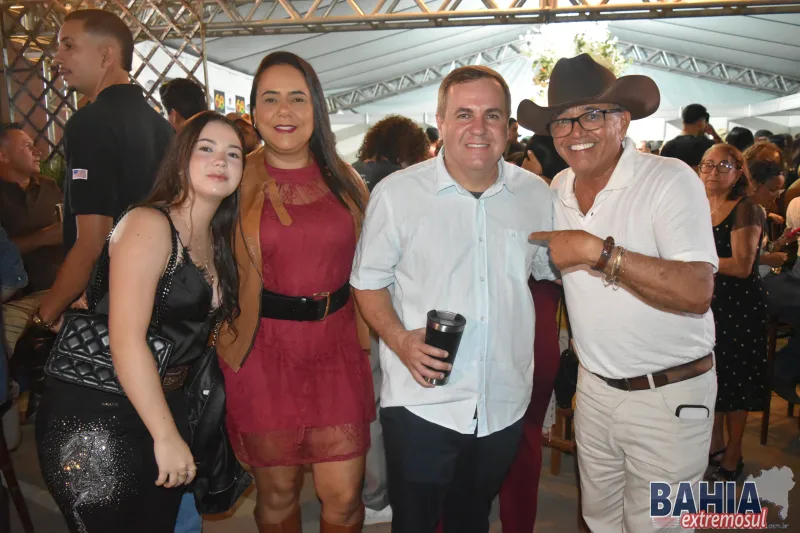 Sucesso de público: 3ª noite da 24ª Exponhém reúne multidão e grandes shows Sucesso de público: 3ª noite da 24ª Exponhém reúne multidão e grandes shows