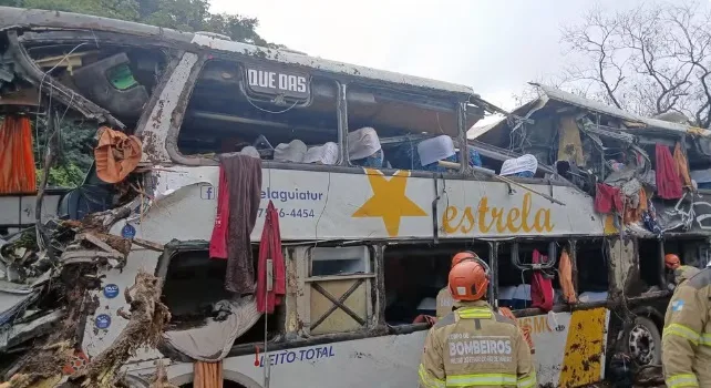 Dez pessoas morreram em acidente com ônibus que saiu de Minas Gerais para o Rio de Janeiro Dez pessoas morreram em acidente com ônibus que saiu de Minas Gerais para o Rio de Janeiro
