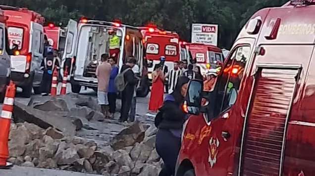 Dez pessoas morreram em acidente com ônibus que saiu de Minas Gerais para o Rio de Janeiro Dez pessoas morreram em acidente com ônibus que saiu de Minas Gerais para o Rio de Janeiro