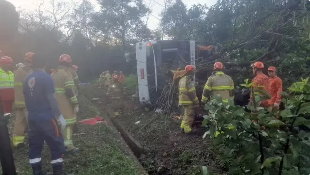 Dez pessoas morreram em acidente com ônibus que saiu de Minas Gerais para o Rio de Janeiro Dez pessoas morreram em acidente com ônibus que saiu de Minas Gerais para o Rio de Janeiro