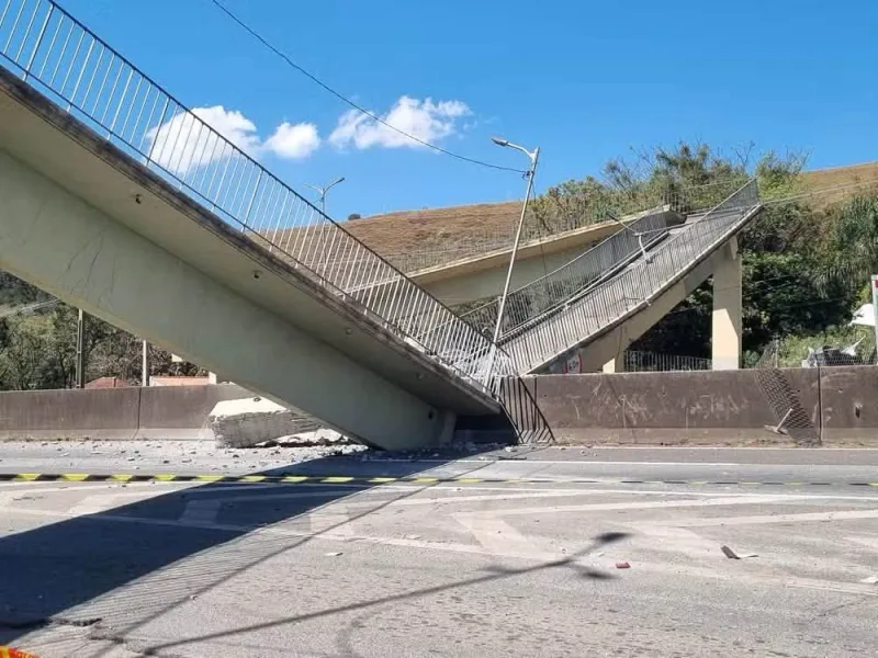 Passarela desaba após ser atingida por caminhão e deixa dois mortos na Fernão Dias