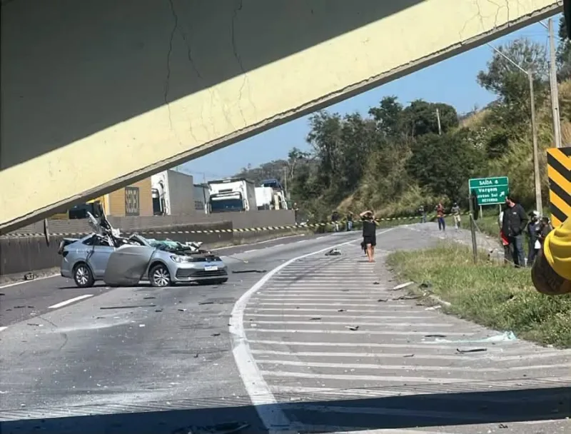 Passarela desaba após ser atingida por caminhão e deixa dois mortos na Fernão Dias