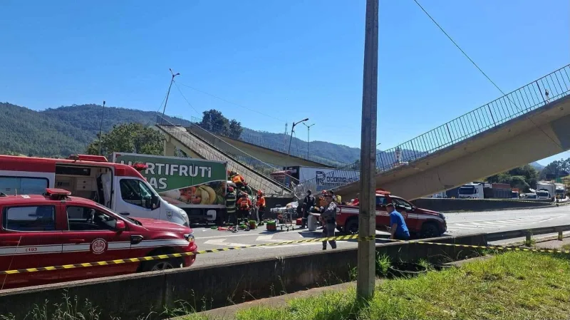Passarela desaba após ser atingida por caminhão e deixa dois mortos na Fernão Dias