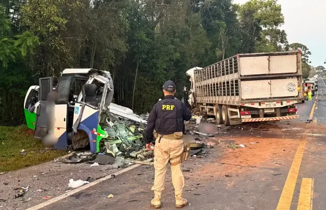 Acidente entre micro-ônibus e carreta deixa 23 mortos e cinco feridos no Paraná Acidente entre micro-ônibus e carreta deixa 23 mortos e cinco feridos no Paraná
