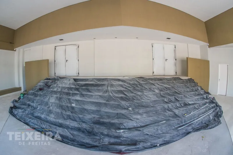 Obra do novo auditório da Escola Antônio Chicon Sobrinho avança para fase de acabamentos