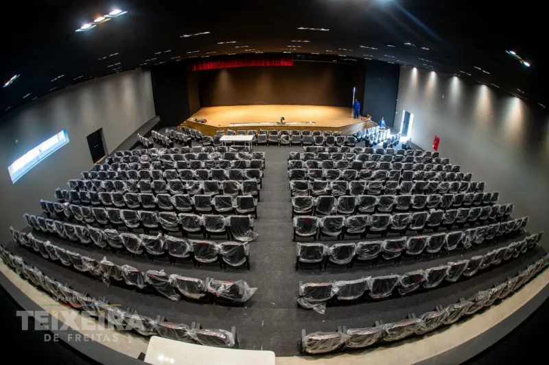 Obra do novo auditório da Escola Antônio Chicon Sobrinho avança para fase de acabamentos