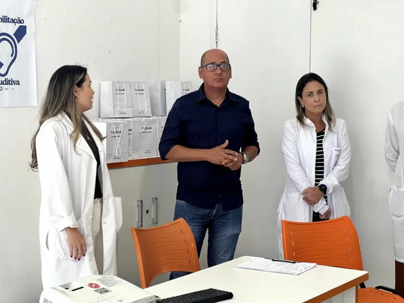 CER IV de Teixeira de Freitas entrega cerca de 100 aparelhos auditivos a usuários da região