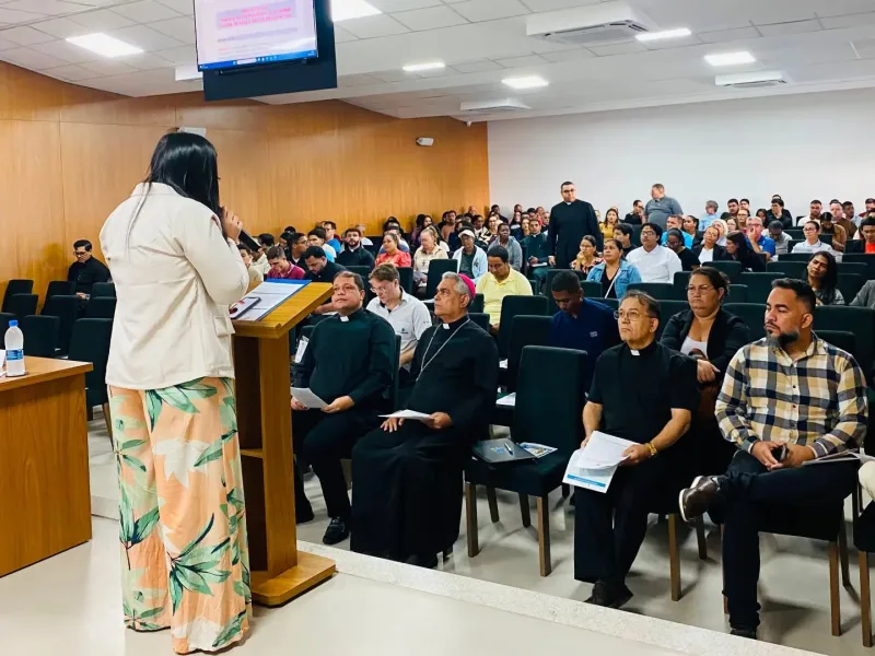 Diocese de Teixeira de Freitas/Caravelas promove formação sobre saúde mental e riscos psicossociais no trabalho