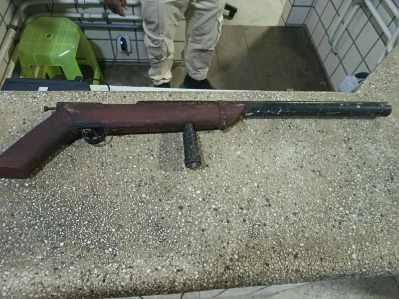 Homem é preso com arma de fogo artesanal após ameaças a moradores em Mucuri