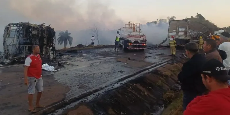 Duas pessoas morrem e 23 ficam feridas em acidente entre ônibus e caminhão na BR-040 em Minas Gerais