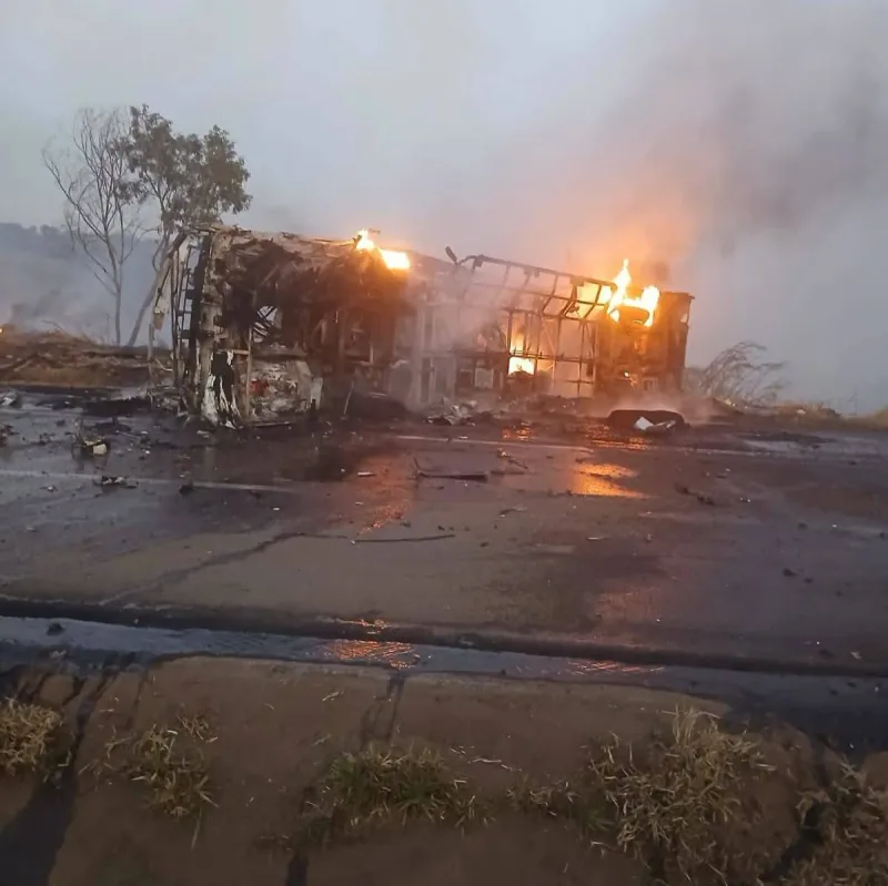 Duas pessoas morrem e 23 ficam feridas em acidente entre ônibus e caminhão na BR-040 em Minas Gerais