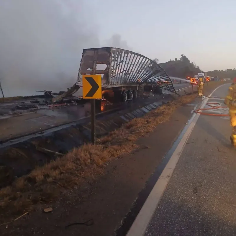 Duas pessoas morrem e 23 ficam feridas em acidente entre ônibus e caminhão na BR-040 em Minas Gerais