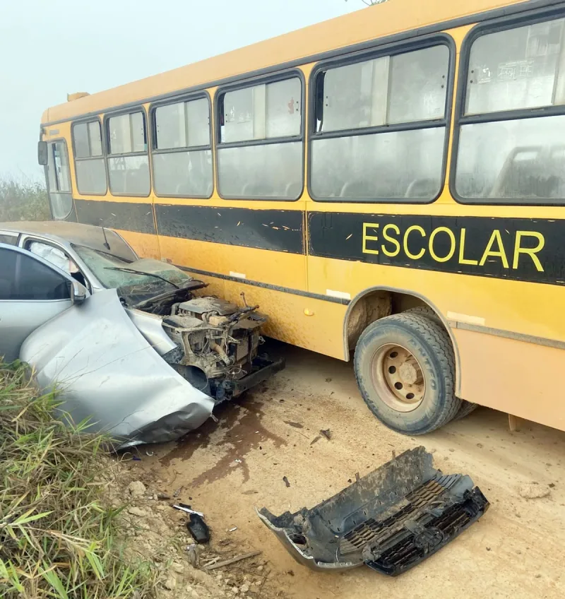 Colisão entre ônibus escolar e Hilux deixa motorista ferido na zona rural de Guaratinga