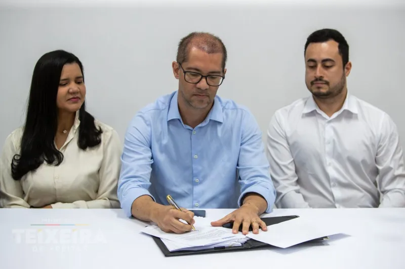 Prefeito Dr. Marcelo Belitardo empossa 65 novos servidores aprovados em concurso público em Teixeira de Freitas Prefeito Dr. Marcelo Belitardo empossa 65 novos servidores aprovados em concurso público em Teixeira de Freitas