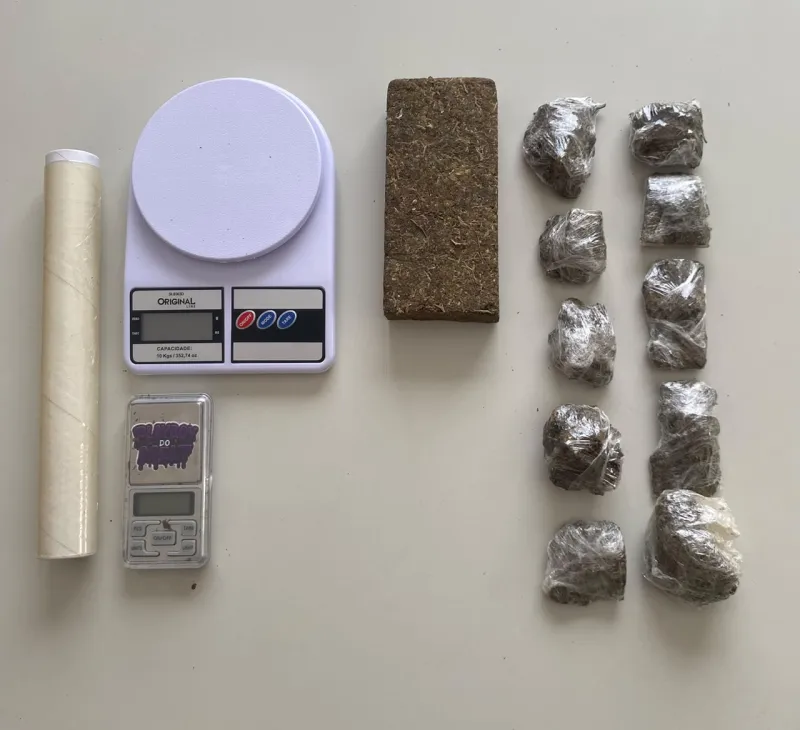 Homem é preso após ser flagrado com drogas e balanças de precisão em Itabatã