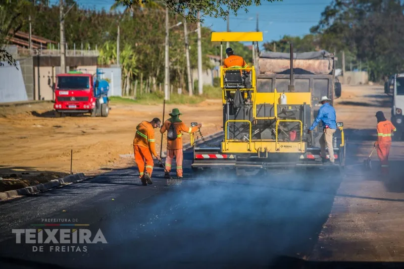 Prefeitura de Teixeira de Freitas amplia ações de infraestrutura com pavimentação no Monte Castelo
