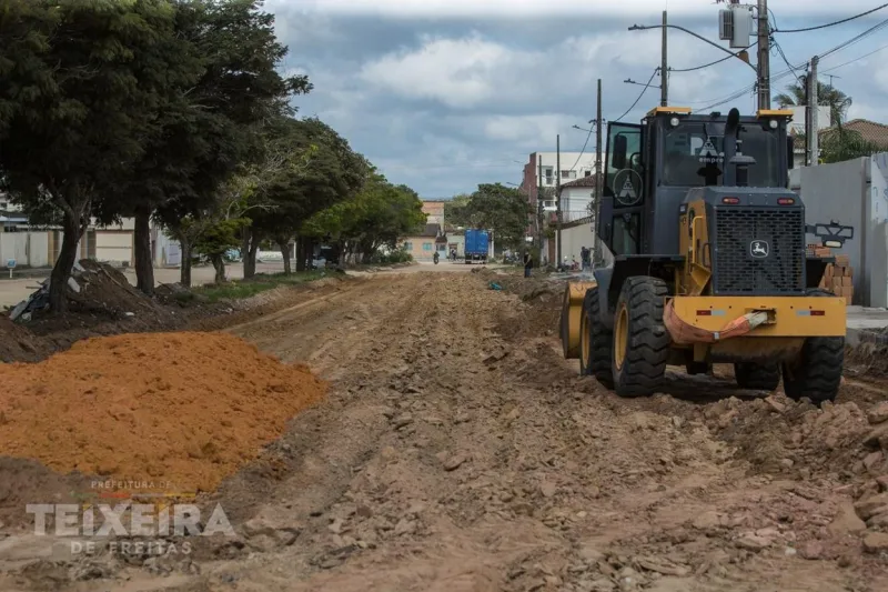 Prefeitura de Teixeira de Freitas amplia ações de infraestrutura com pavimentação no Monte Castelo